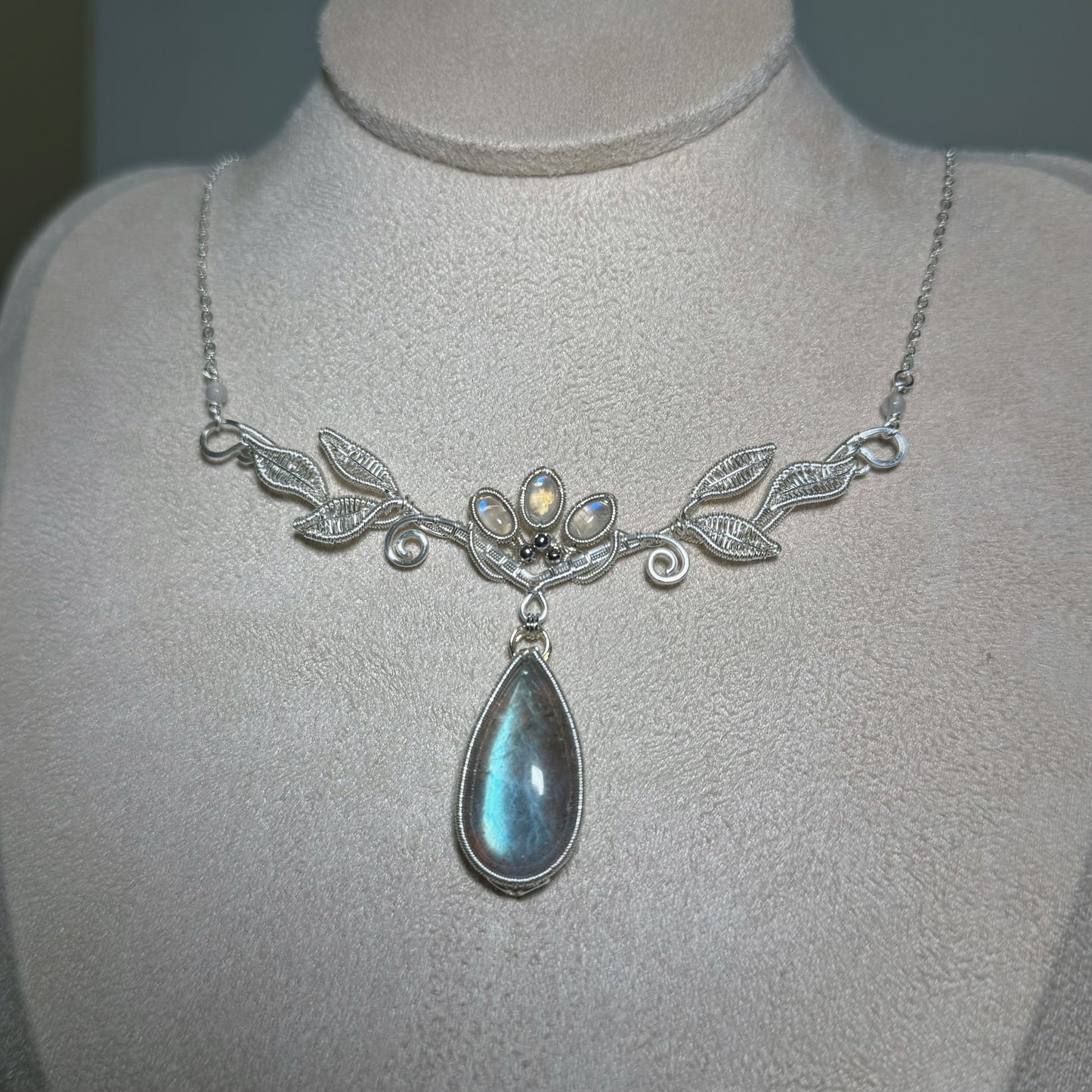 Handmade Leaves And Labradorite Necklace 〈A〉- Wire Wrapped Jewelry