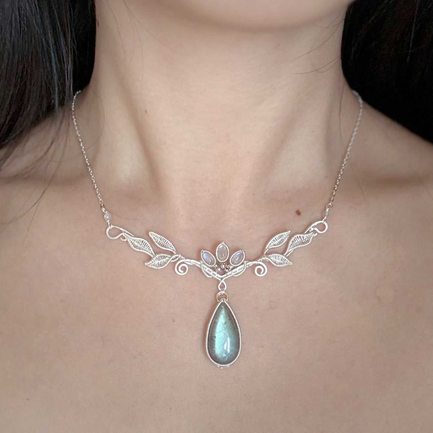 Handmade Leaves And Labradorite Necklace 〈A〉- Wire Wrapped Jewelry