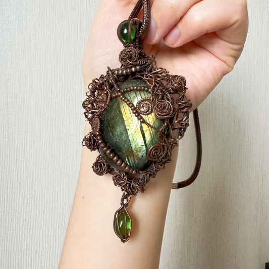 「Secret Garden」Handmade Green Labradorite Necklace - Wire Wrapped Jewelry