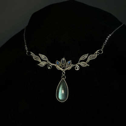 Handmade Leaves And Labradorite Necklace 〈A〉- Wire Wrapped Jewelry