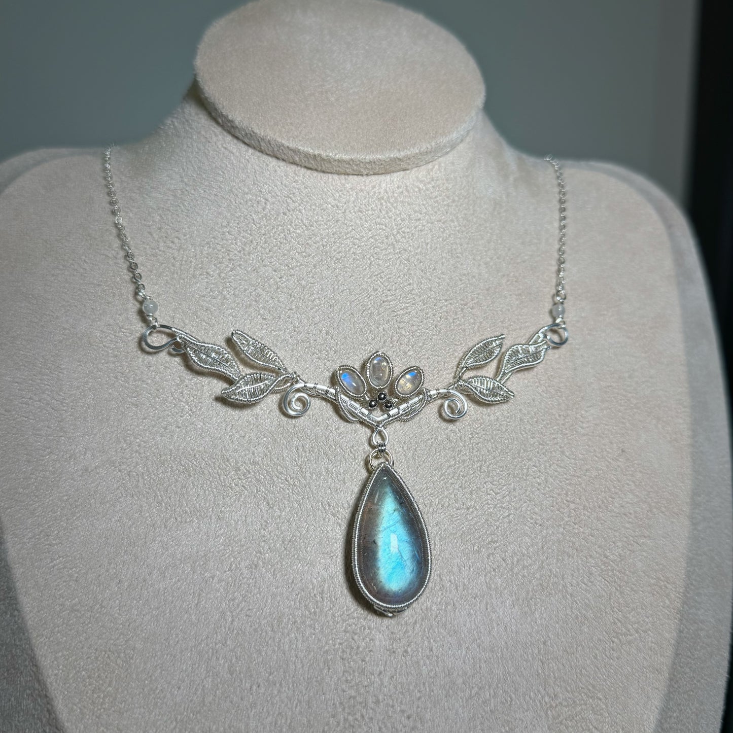 Handmade Leaves And Labradorite Necklace 〈A〉- Wire Wrapped Jewelry