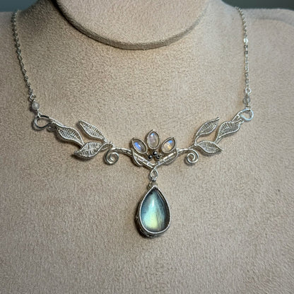 Handmade Leaves And Labradorite Necklace 〈B〉- Wire Wrapped Jewelry